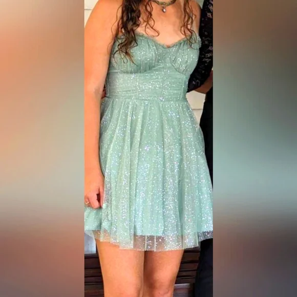 green emerald velvet dress Kimberly Dress in Green – Ivy City Co main image 0